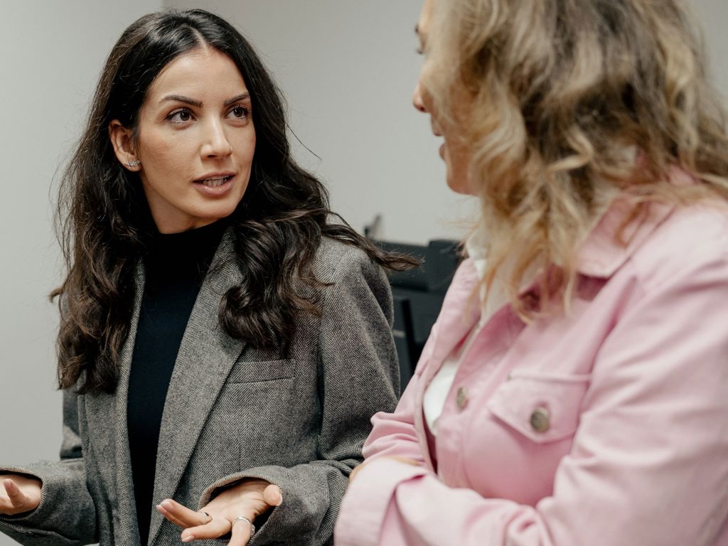 to kvinder taler sammen