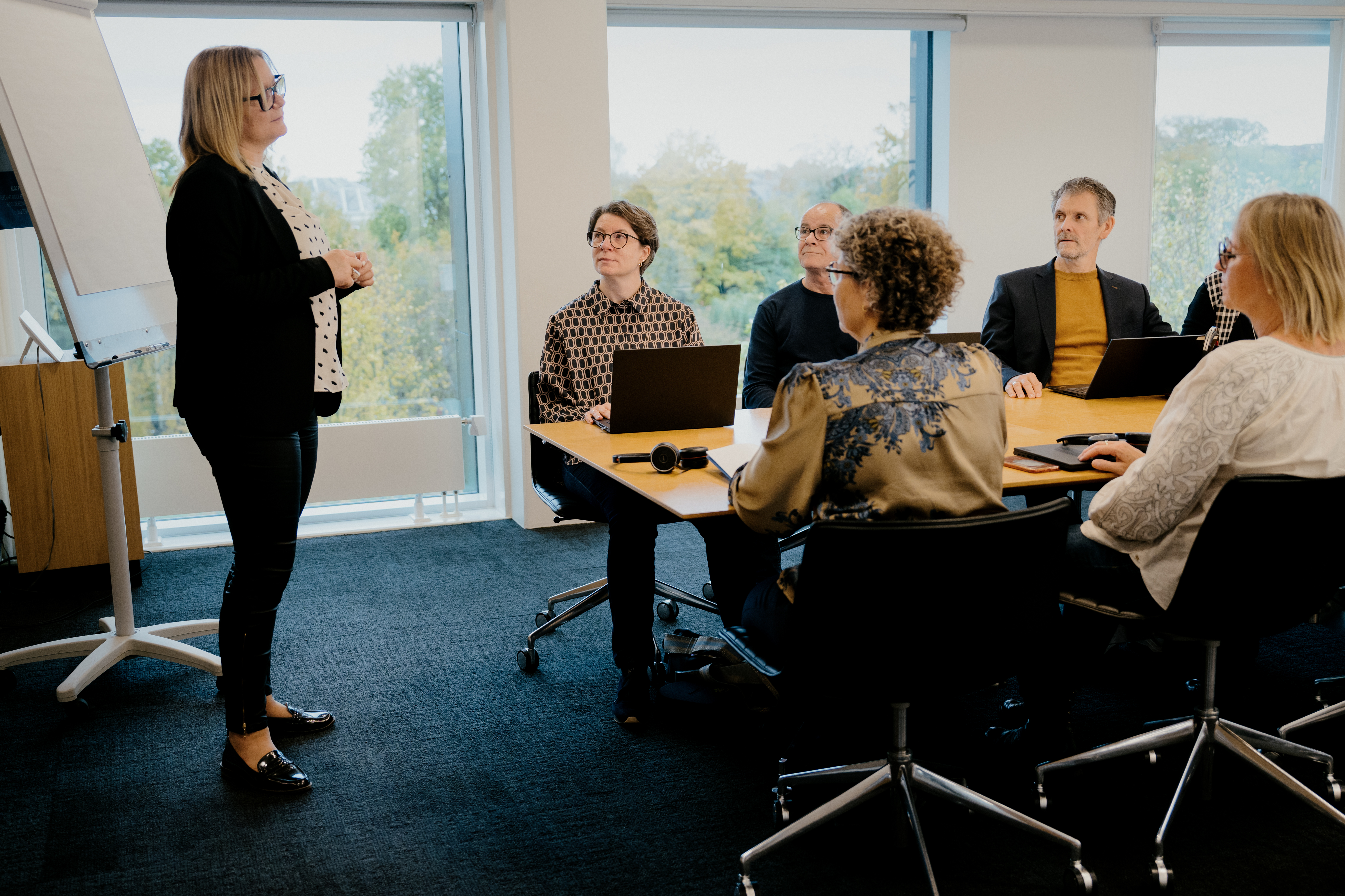 Undervisning med mennesker om et bord