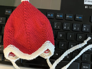 Strikket nissehue på et tastatur