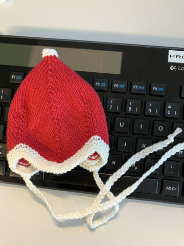 Strikket nissehue på et tastatur