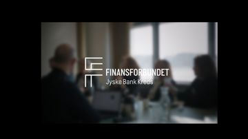 Kredsens logo i forgrunden og i  sløret baggrund sidder 5 af bestyrelsens medlemmer i møde