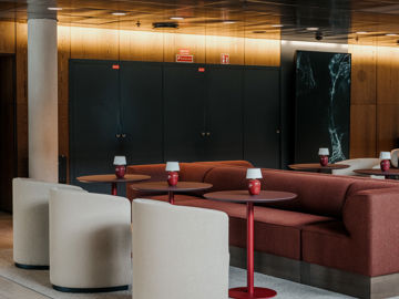 Lænestole, borde og sofaer i Jyske Banks københavnske domicil