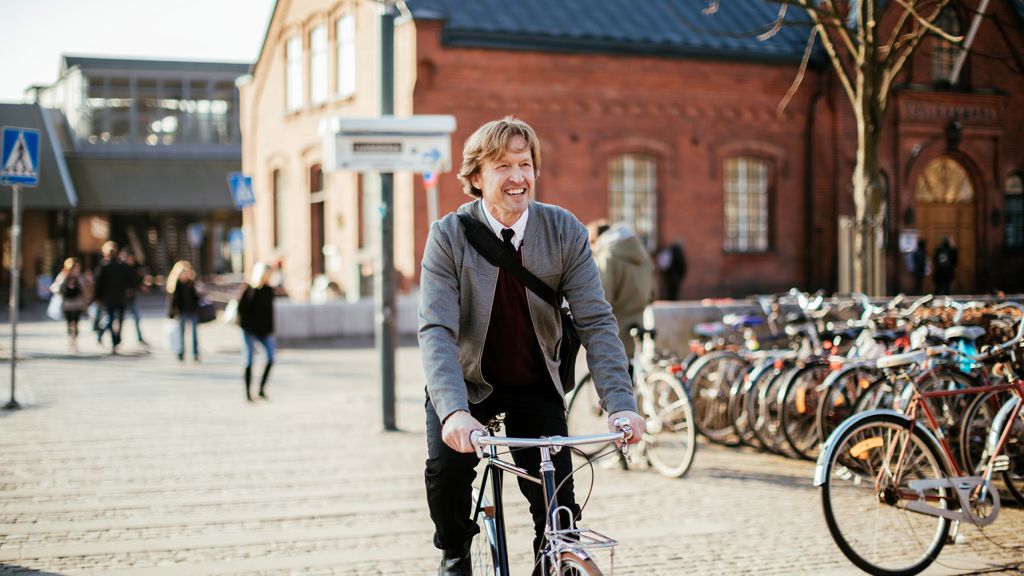 en mand der cykler