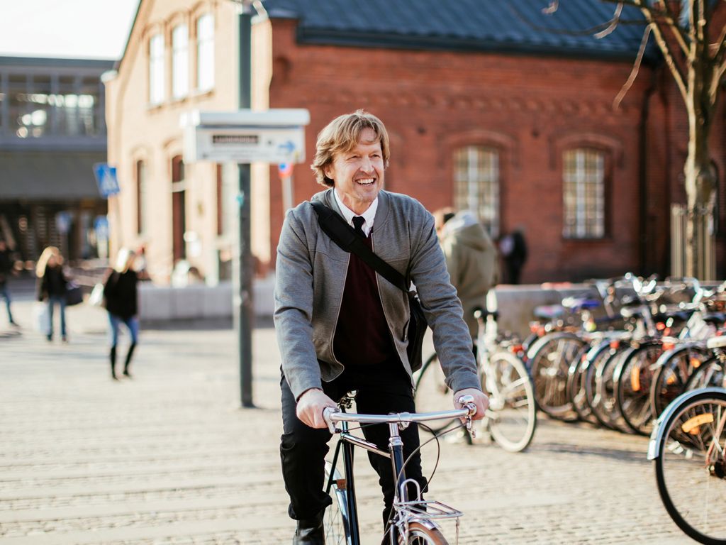 en mand der cykler