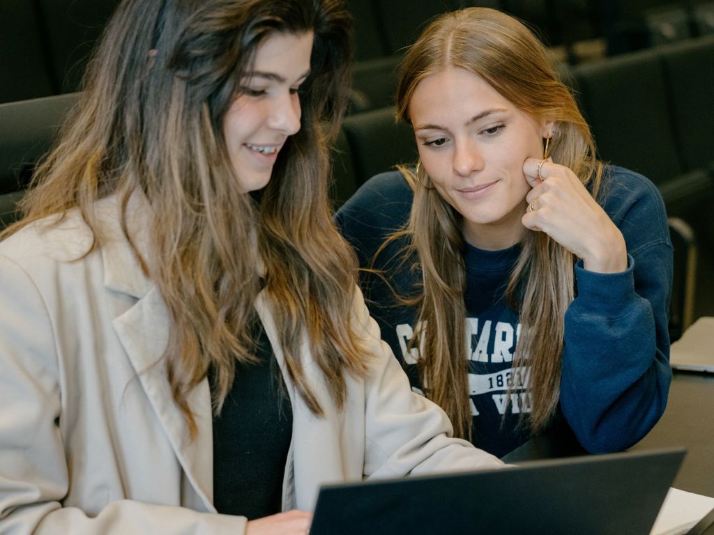 to piger kigger på deres computer