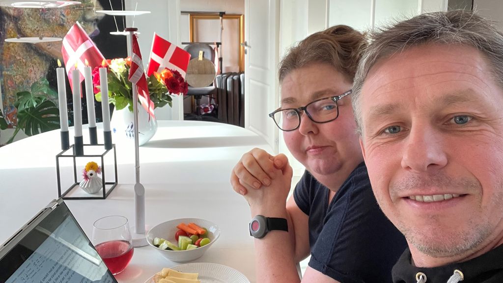 Chris Jespersen og hans kone, der sidder i et køkken