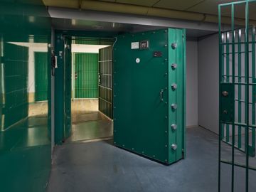 store grønne døre i National Banken