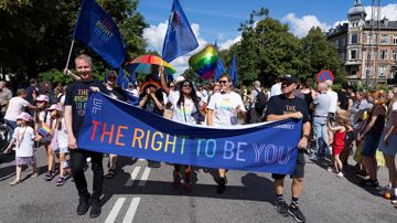 Pride billede, næstformænd går med banner