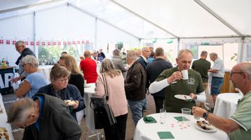 Folk i telt til 100 års jubilæum
