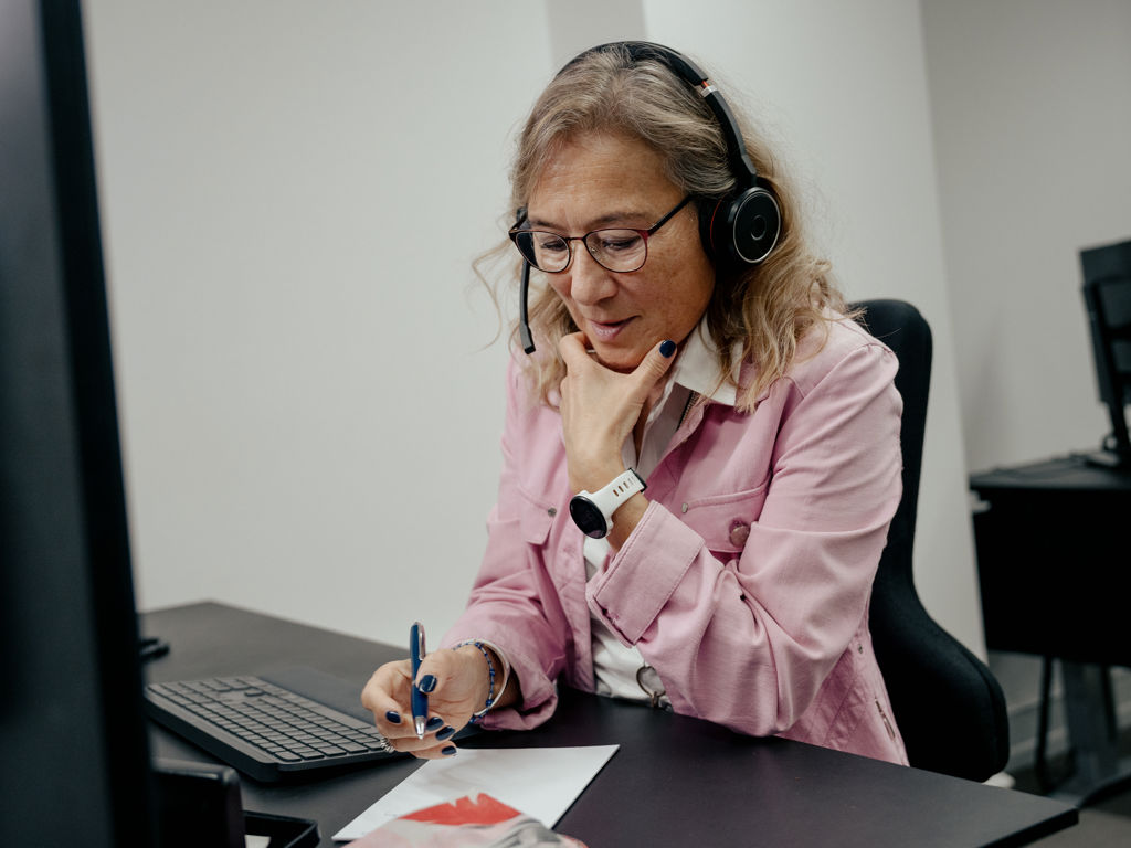 kvinde sidder ved computer