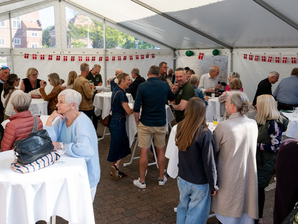 Folk i telt til 100 års jubilæum