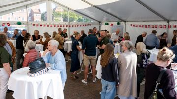 Folk i telt til 100 års jubilæum