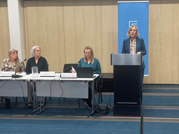 Formand for Finansforbundet Dorrit Brandt fremlægger Finansforbundets beretning på kredsens virtuelle generalforsamling 2025