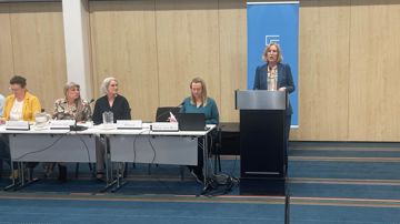 Formand for Finansforbundet Dorrit Brandt fremlægger Finansforbundets beretning på kredsens virtuelle generalforsamling 2025
